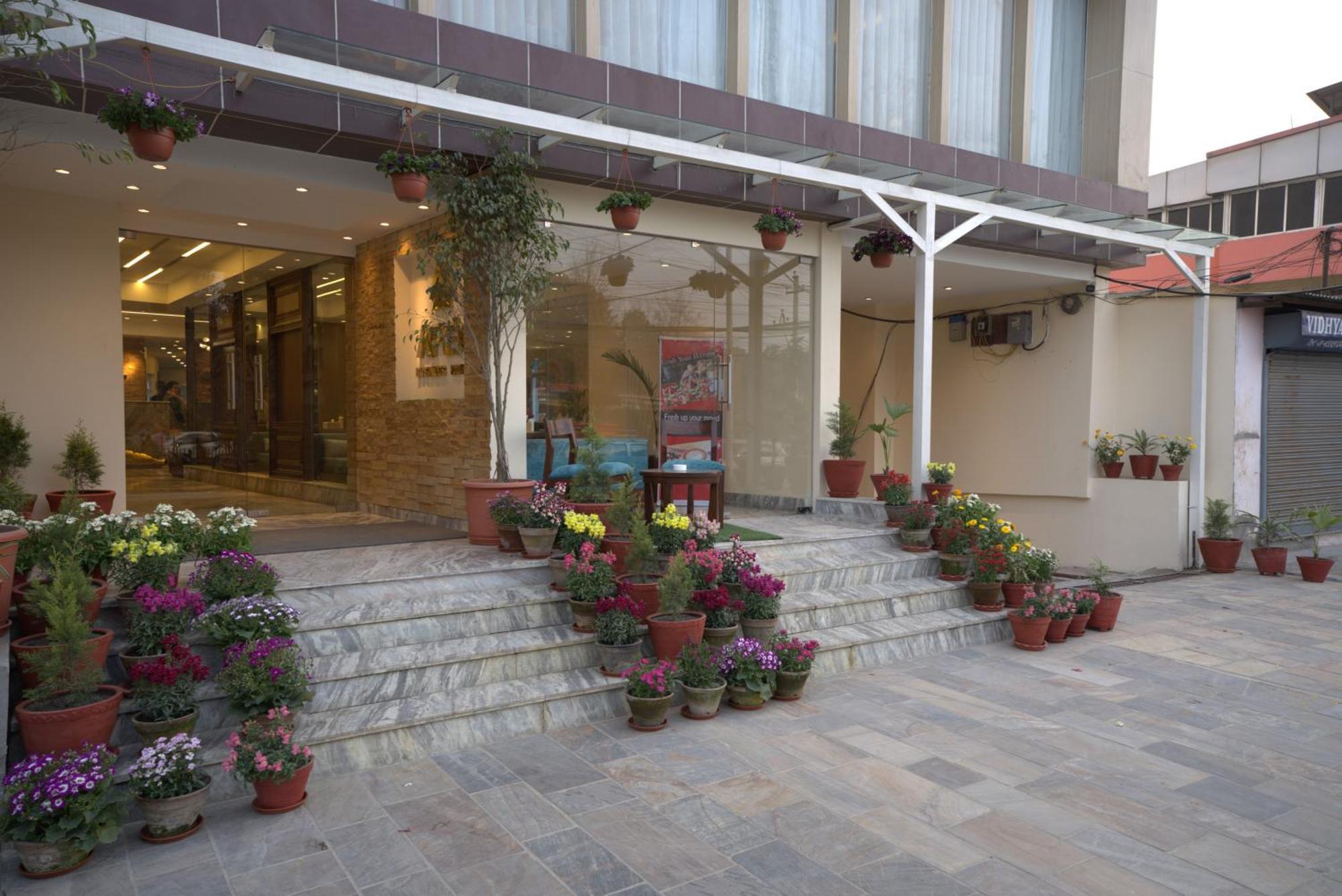 Apex Business Hotel - Airport Катманду Экстерьер фото